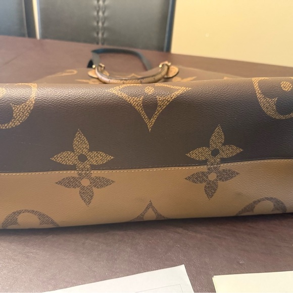Louis Vuitton GIANT Onthego Tote COA included. - Picture 7 of 7